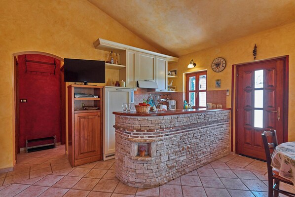 ثلاجة، فرن، موقد طهي مسطح، غسالة أطباق