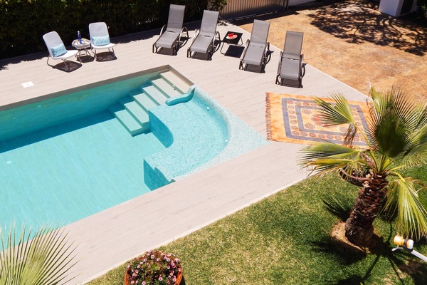 9 x 4 Meter Pool mit chill-out-Zone