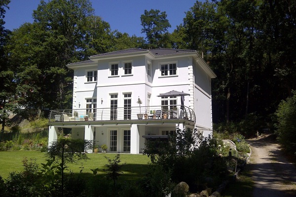 Traumvilla mit Ferienwohnung am Waldrand / Südhang