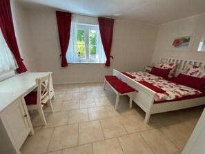 1 bedroom, iron/ironing board, WiFi, bed sheets - Modern apartment in spacious villa, 3,000 sqm property, south-facing slope, forest, WIFI (Michendorf OT Wilhelmshorst)