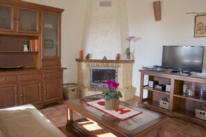 TV, fireplace - Casa Samuel, rural escape with pool, Las Vegas village (Granadilla de Abona)