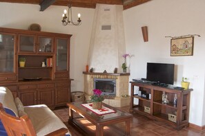 TV, fireplace - Casa Samuel, rural escape with pool, Las Vegas village (Granadilla de Abona)