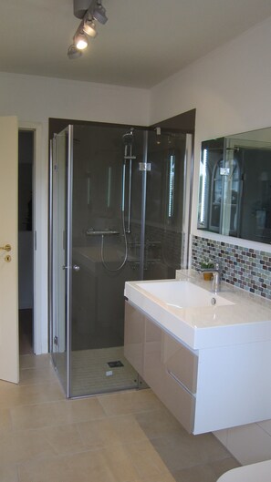 Dusche, Haartrockner, Handtücher, Toilettenpapier