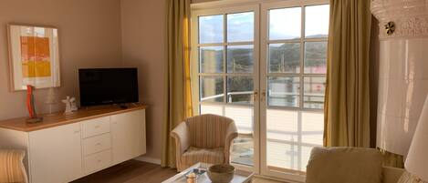 TV, peis, bøker og stereoanlegg