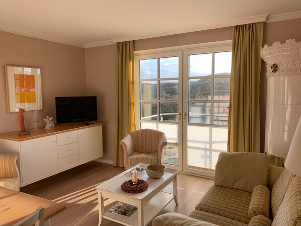 Téléviseur, foyer, livres, chaßne audio