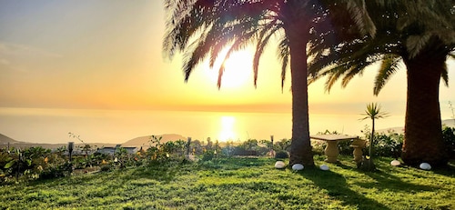 Großzüg. House with panoramic views of sea, mountains & valley + optional apartment