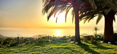 Großzüg. House with panoramic views of sea, mountains & valley + optional apartment