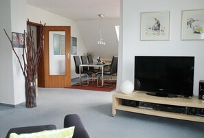 TV, DVD-spiller, bøker og stereoanlegg