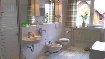 Badewanne, Haartrockner, Bidet, Handtücher