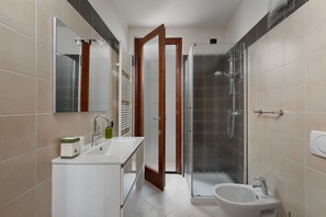 Baignoire, baignoire à jets, articles de toilette écologiques