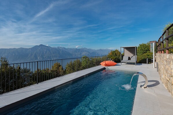 Una piscina al aire libre, una piscina climatizada