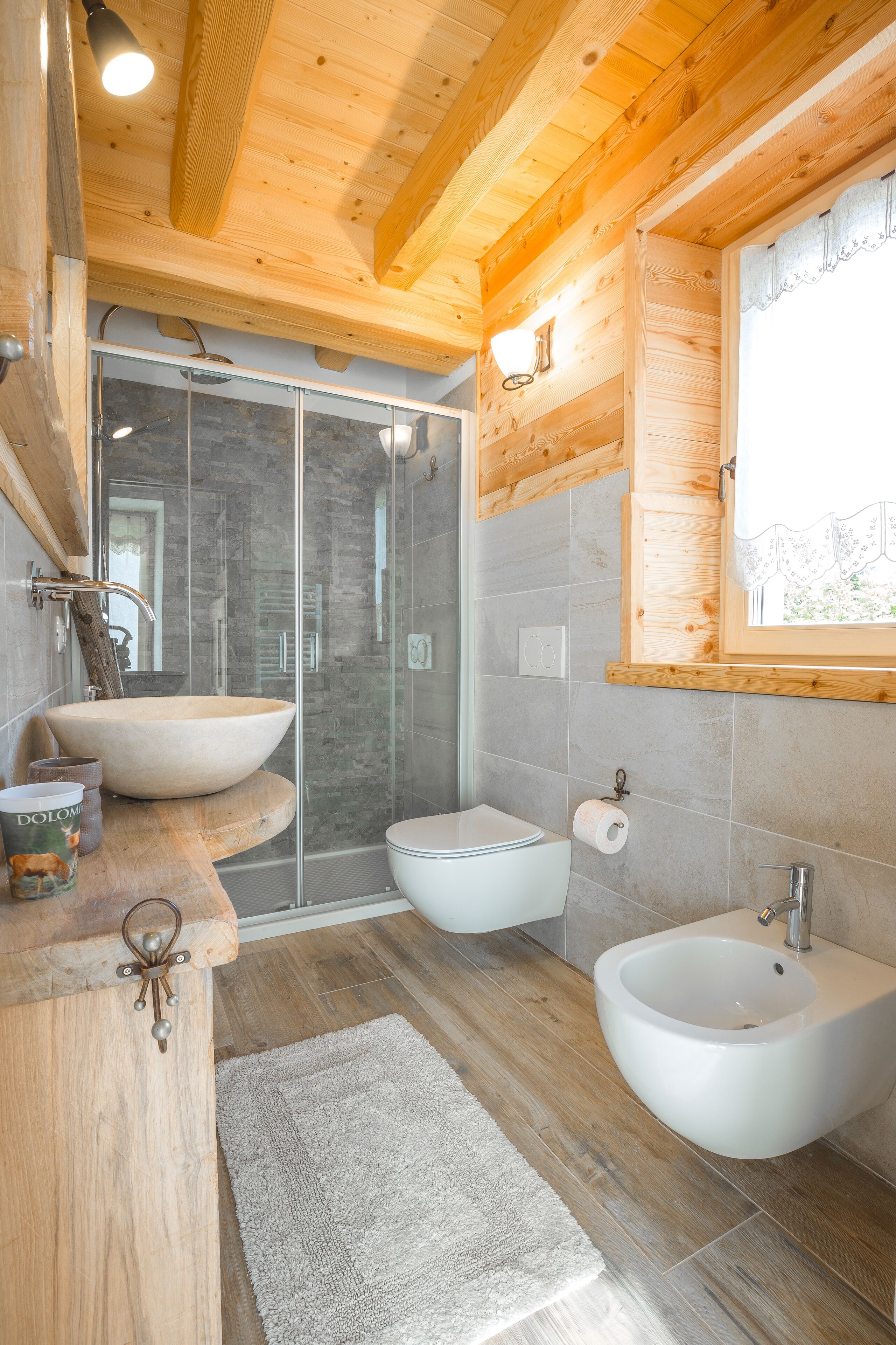 Dusch, hårtork, bidé och handdukar