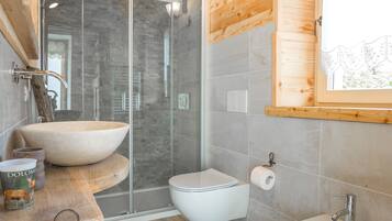 Dusch, hårtork, bidé och handdukar