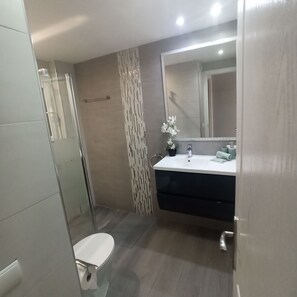 Bathroom - Modern 3 room apartment in the center. Only 50 meters to the beach! (Can Picafort)