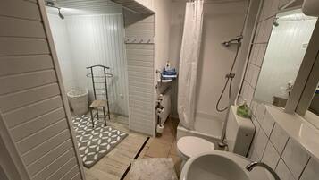 Dusche, Haartrockner, Handtücher, Seife
