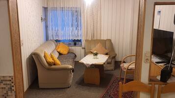 Een televisie en boeken