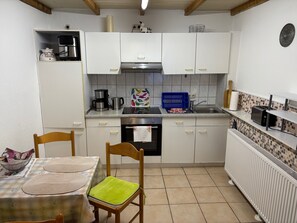 Réfrigérateur, four à micro-ondes, un four, surface de cuisson