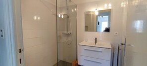 Douche, sèche-cheveux, savon, shampoing