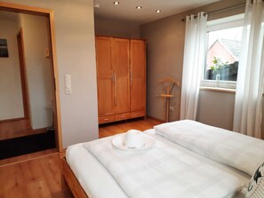 3 Schlafzimmer, Schreibtisch, Bügeleisen/Bügelbrett, Reisekinderbett