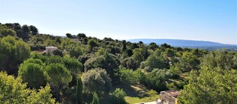 VAKKERT VILLA MED STORE GARDRE OG STOR OPVARMET SVEMBAD 