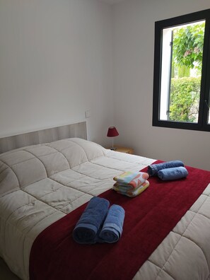 3 bedrooms, desk, iron/ironing board, travel cot