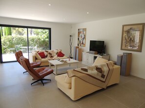 TV, DVD player, stereo, computer monitors - House / Villa - ISLE SUR LA SORGUE (L'isle-Sur-La-Sorgue)