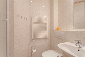 シャワー、トイレットペーパー