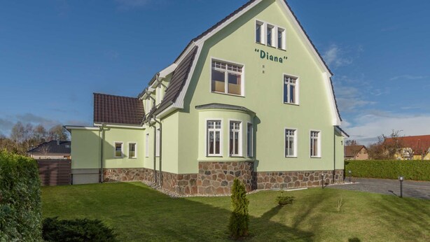 Een huis met twee verdiepingen, een stenen fundering en een groene gevel, aangeduid als 'Diana'.