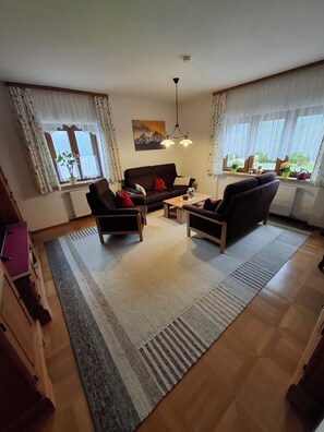 Fernseher, DVD-Player, Bücher, Stereoanlage