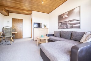 TV - Family apartment with balcony and sea view (Grömitz)