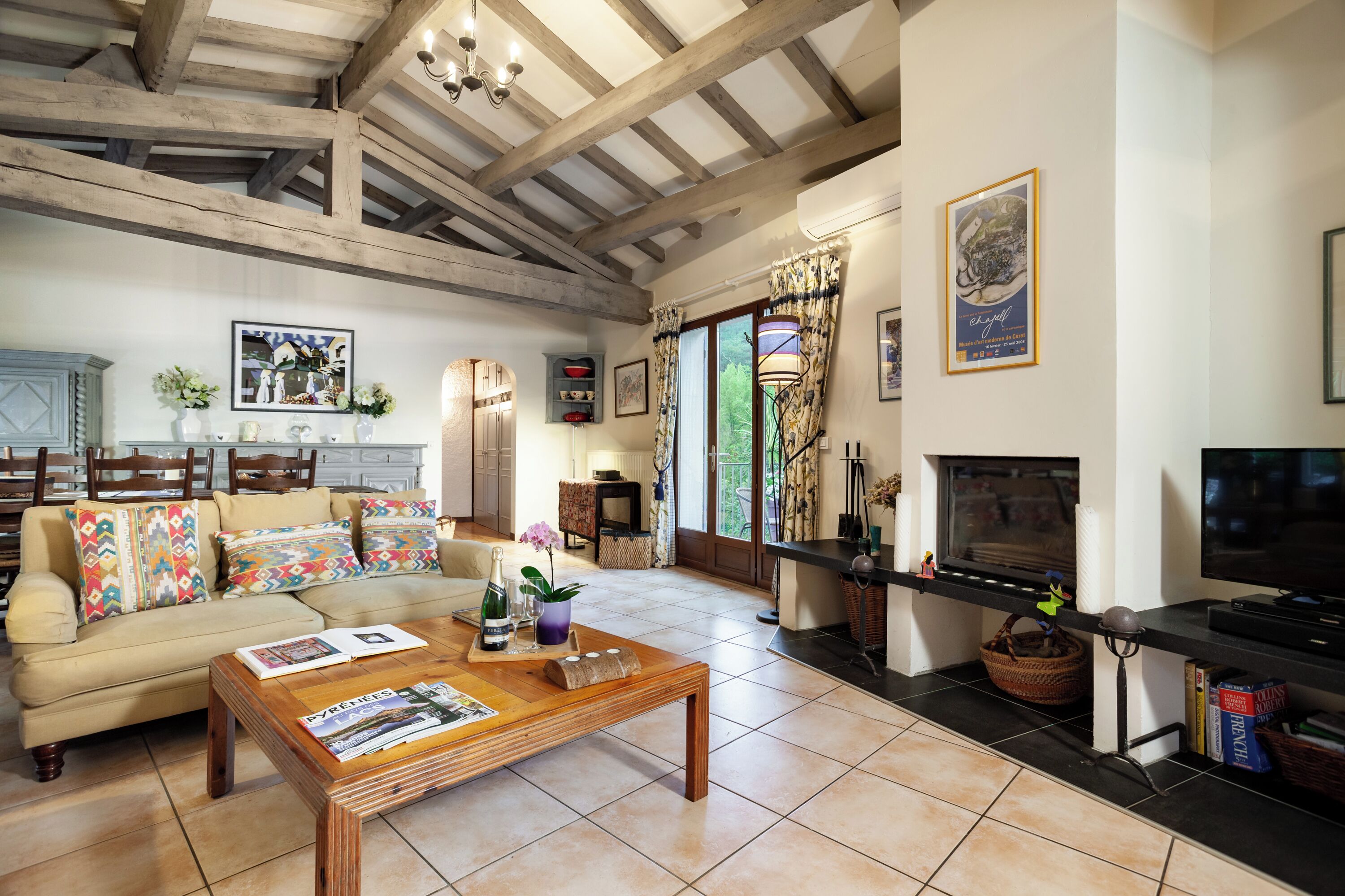 Smart-tv, een open haard, een dvd-speler en een tafeltennistafel