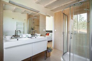 Ensemble douche/baignoire, sèche-cheveux, serviettes fournies, savon