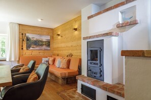 Smart TV, fireplace, DVD player, stereo