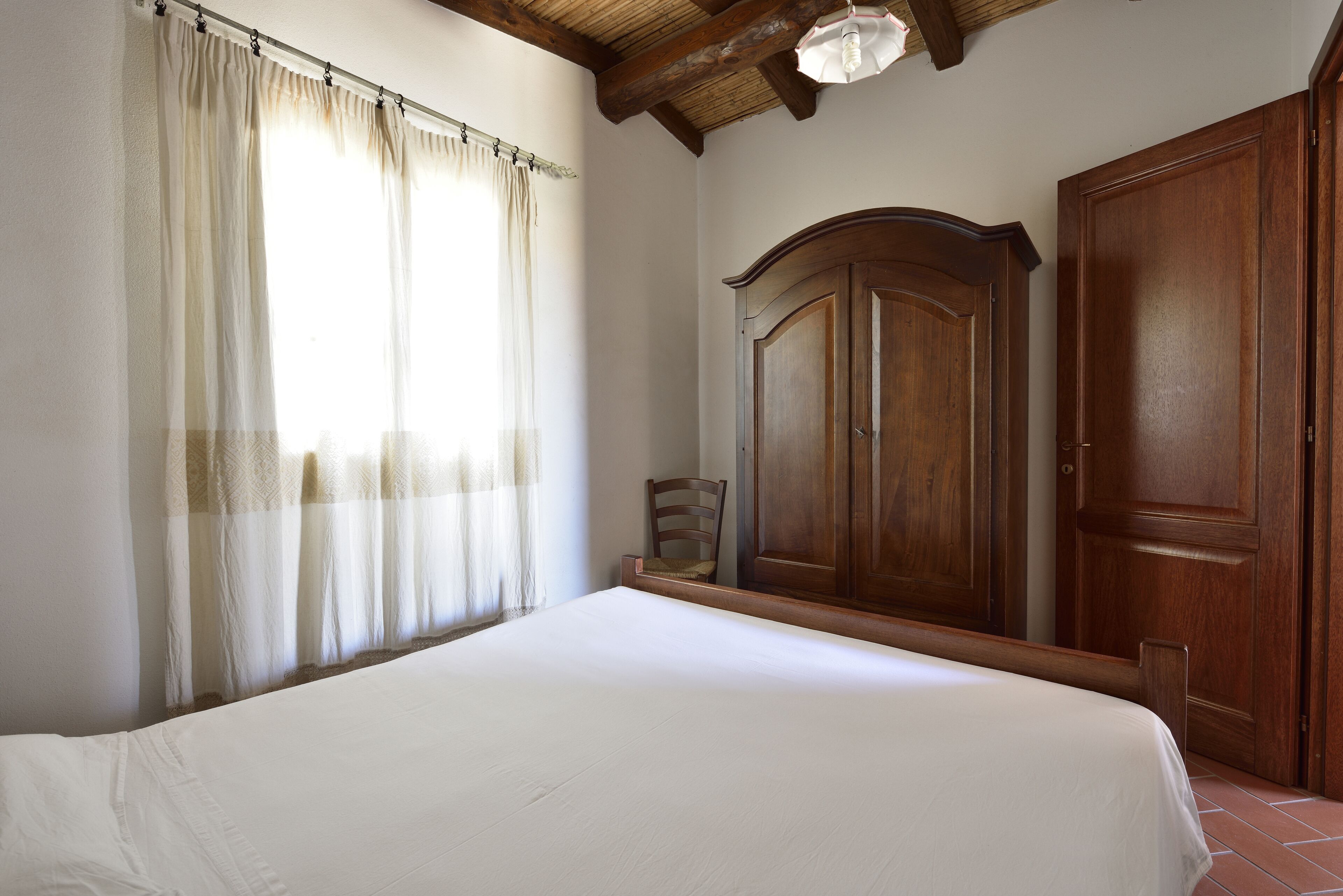 Villa with exclusive garden 200 meters from the beach, sea and mountain views.