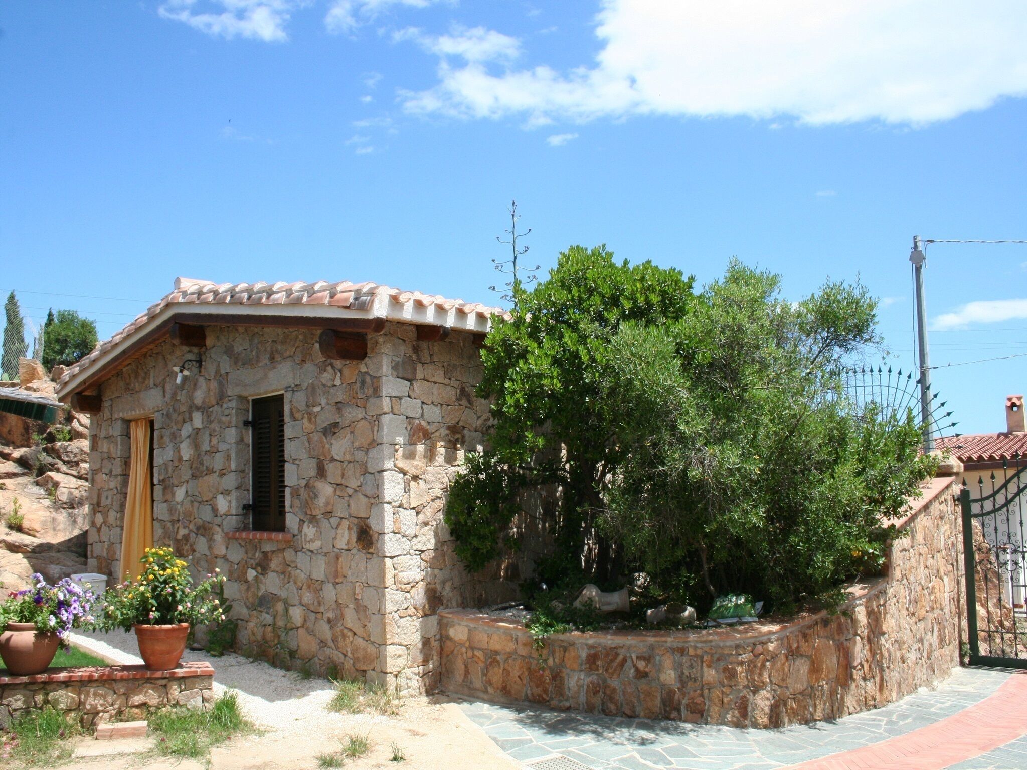 Villa with exclusive garden 200 meters from the beach, sea and mountain views.