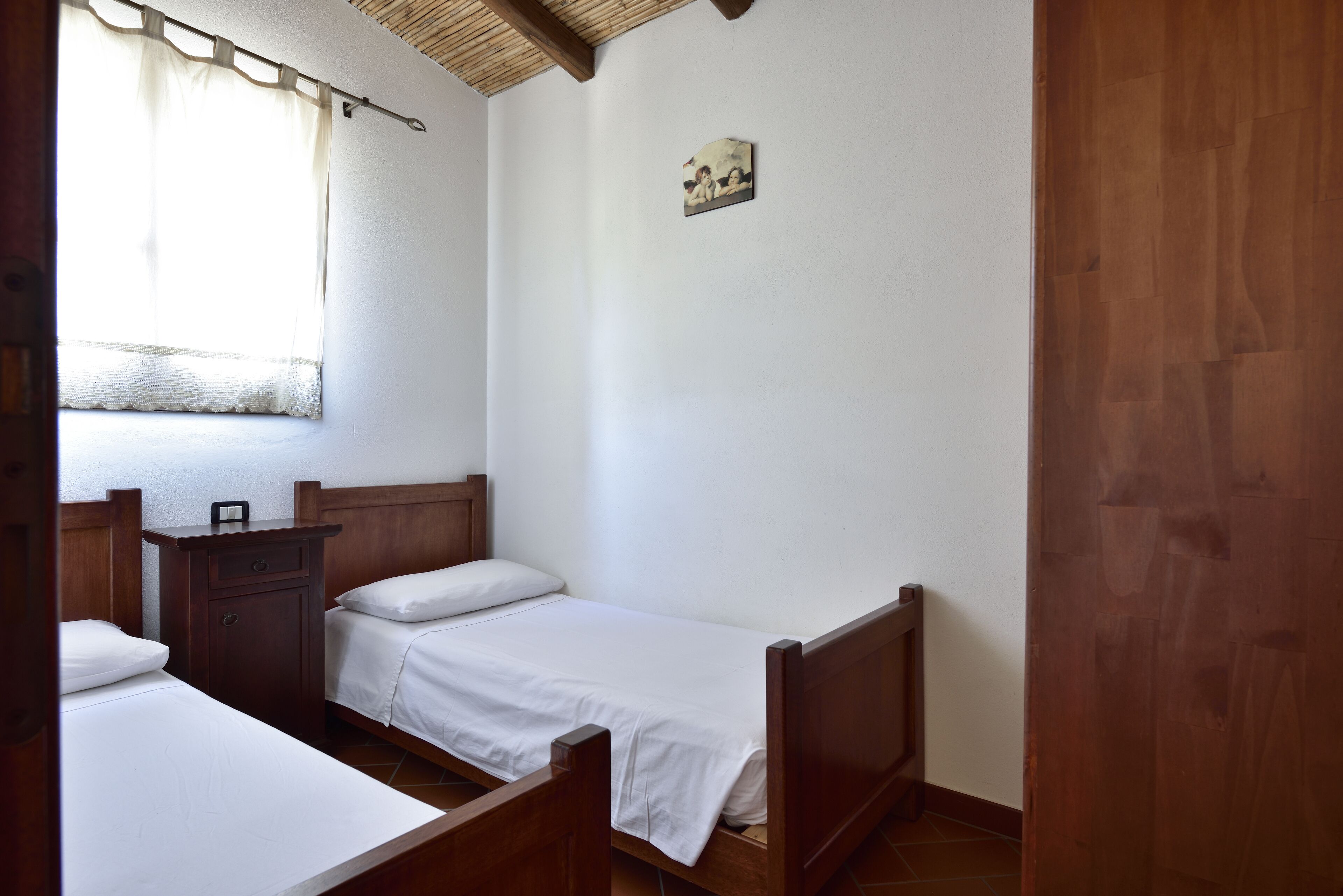 Villa with exclusive garden 200 meters from the beach, sea and mountain views.