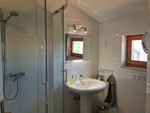 Douche, sèche-cheveux, savon