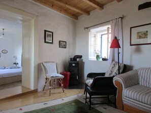 Smart TV, fireplace, books, stereo - Old farmhouse in the heart of the 'Slovenian Tuscany' (Koštabona)