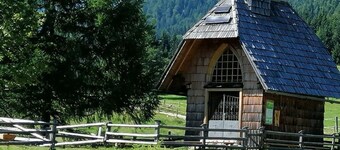 confortable studio de style chalet, incl. Parking, WiFi et bien plus encore.