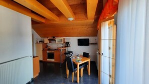 Dining - cozy studio apartment in chalet style, incl. Parking, WiFi and much more. (Zgornje Gorje bei Bled)