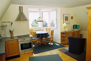 KĂŒhlschrank, Mikrowelle, Ofen, Herdplatte