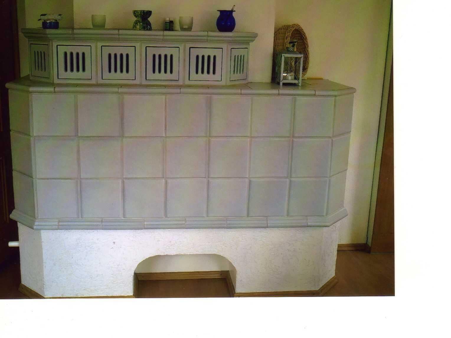 Un compartiment de rangement doté de plusieurs sections et d’une petite ouverture en bas.