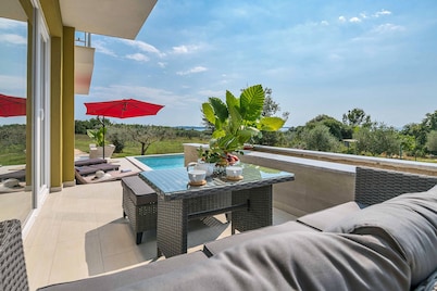 Villa with swimming pool, spectacular sea view, 500 m from the sea, TOP LOCATION, WiFi, grill