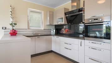 Refrigerador, microondas, horno y parrilla de estufa