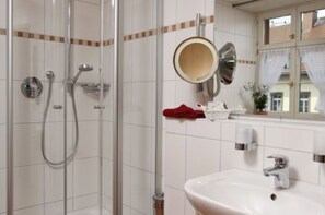 Ducha, secador de pelo, albornoces y zapatillas