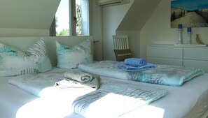 1 bedroom, desk, iron/ironing board, free WiFi - Vacation apartment near the lake in FN-Fischbach, 70 sqm, with private garden area (Friedrichshafen)