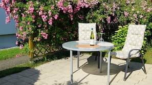 Outdoor dining - Vacation apartment near the lake in FN-Fischbach, 70 sqm, with private garden area (Friedrichshafen)