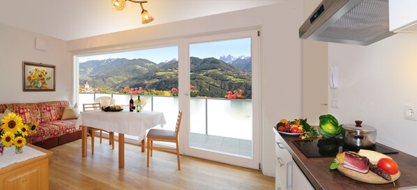 Dining - New, comfortable apartment near the village, right on Kastanienweg (Feldthurns)