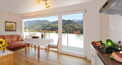 New, comfortable apartment near the village, right on Kastanienweg