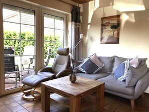 Smart TV, fireplace, stereo -  single-storey quiet apartment with garden in a central location of Greetsiel (Greetsiel)